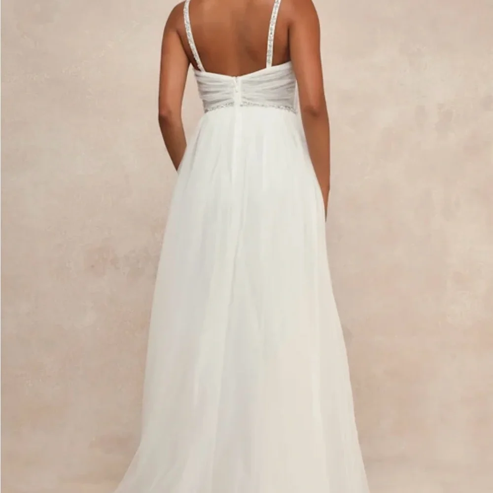 Lulu's White Wedding gown with Sweetheart Neckline - Picture 3 of 10